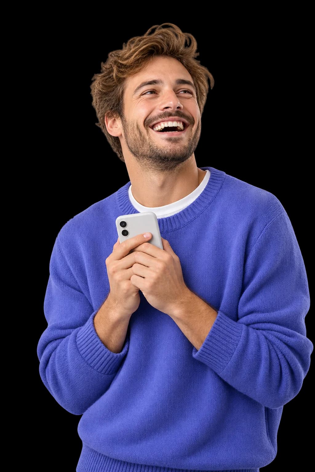 Un uomo che ride di gioia mentre tiene in mano il telefono