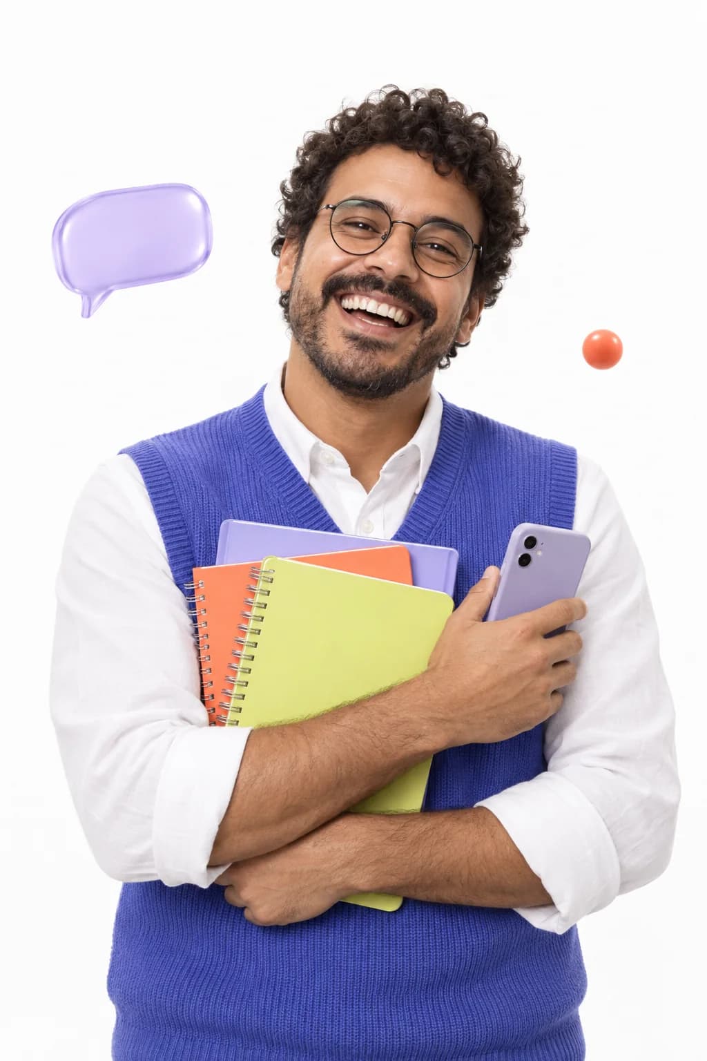 Un uomo sorridente con occhiali e gilet in maglia blu violetto stringe al petto una pila di quaderni colorati e tiene il telefono, su uno sfondo bianco.