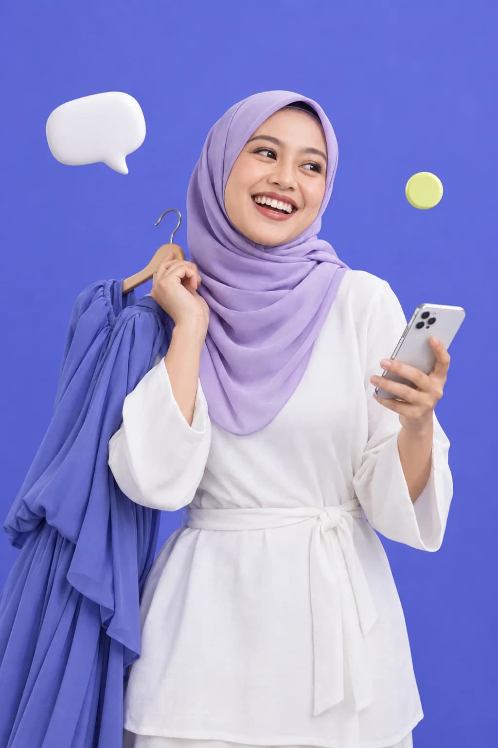 Una donna sorridente con un hijab lavanda tiene sulla spalla un abito appeso a una gruccia e stringe il telefono, su uno sfondo blu violetto.