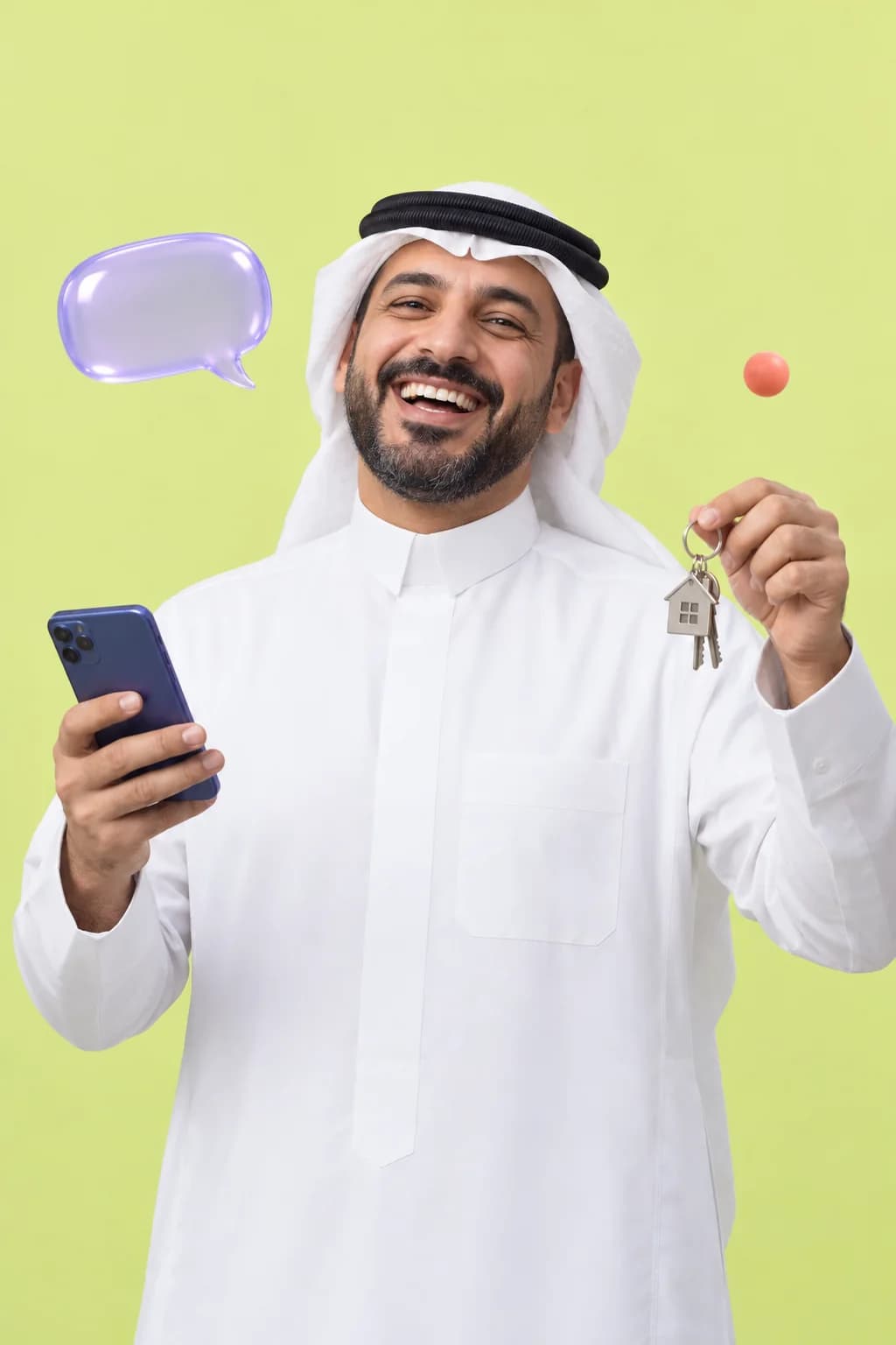 Un uomo sorridente in thobe bianco e ghutra solleva una chiave con un portachiavi a forma di casetta e tiene in mano il telefono, su uno sfondo verde lime.